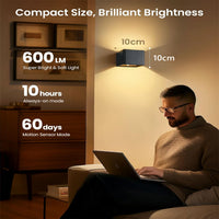 Applique murale LED sans fil blanche allumée en couloir