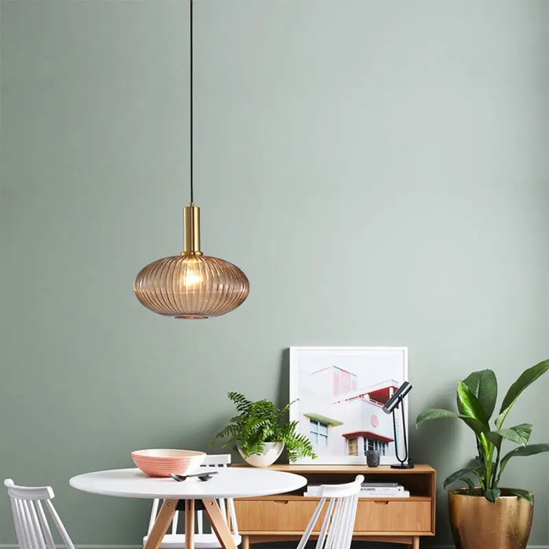 Suspension verre gris fumé modèle B dans un salon design