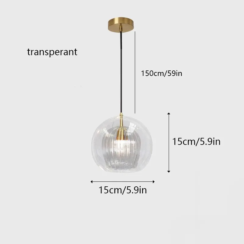 Ambiance soir, suspensions verre ambre allumées dans salon industriel