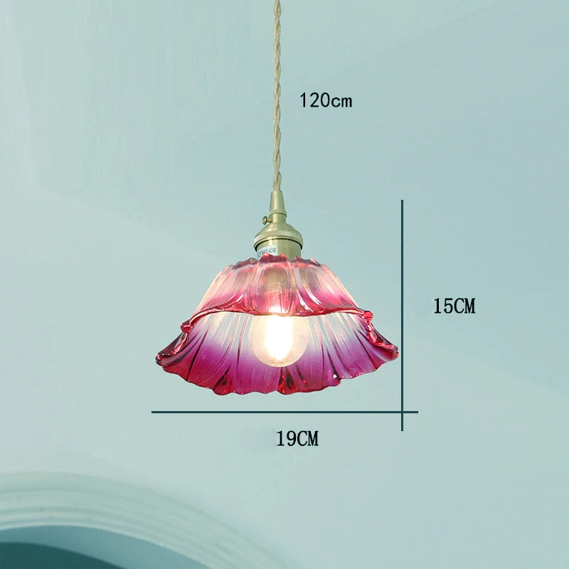 Suspension fleur vintage verre coloré E27, installé dans salle à manger contemporain