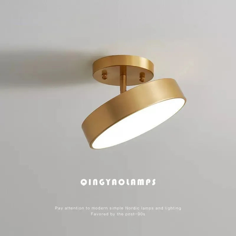 Plafonnier LED cuivre nordique, vue trois quarts du luminaire éteint jeu de lumière naturel
