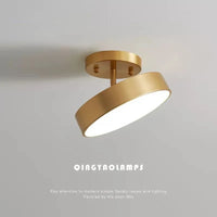 Plafonnier LED cuivre nordique, vue trois quarts du luminaire éteint jeu de lumière naturel