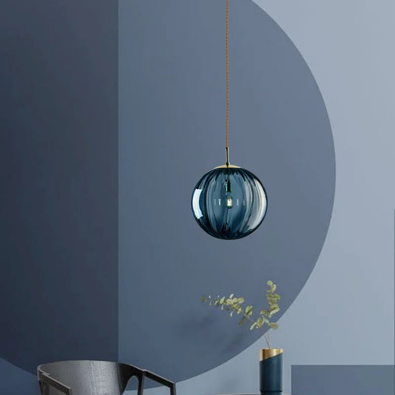 Détail de la boule en verre soufflé teinté, finition profonde