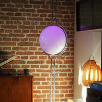 Lampadaire chromé boule blanche opaline, vue d'ensemble salon contemporain