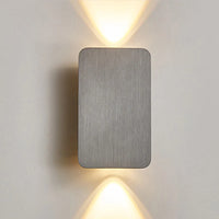 Détail de la fixation murale et du câble de l'applique LED