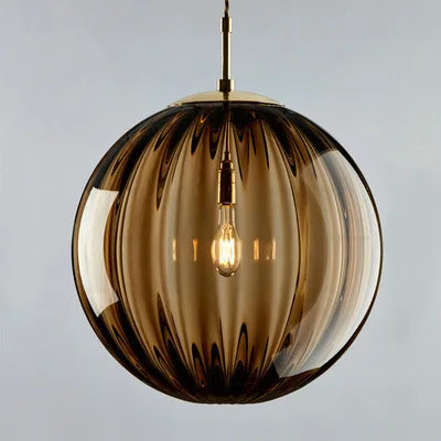 Suspension boule verre bleu installée au plafond, salle à manger moderne