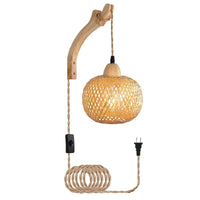 Applique murale lanterne rotin bambou tressée E27, installé en couloir cosy ambiance chaleureuse