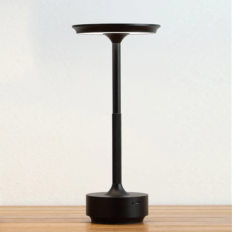 Lampe chevet argent allumée sur étagère de salon, lumière chaude