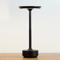 Lampe chevet argent allumée sur étagère de salon, lumière chaude