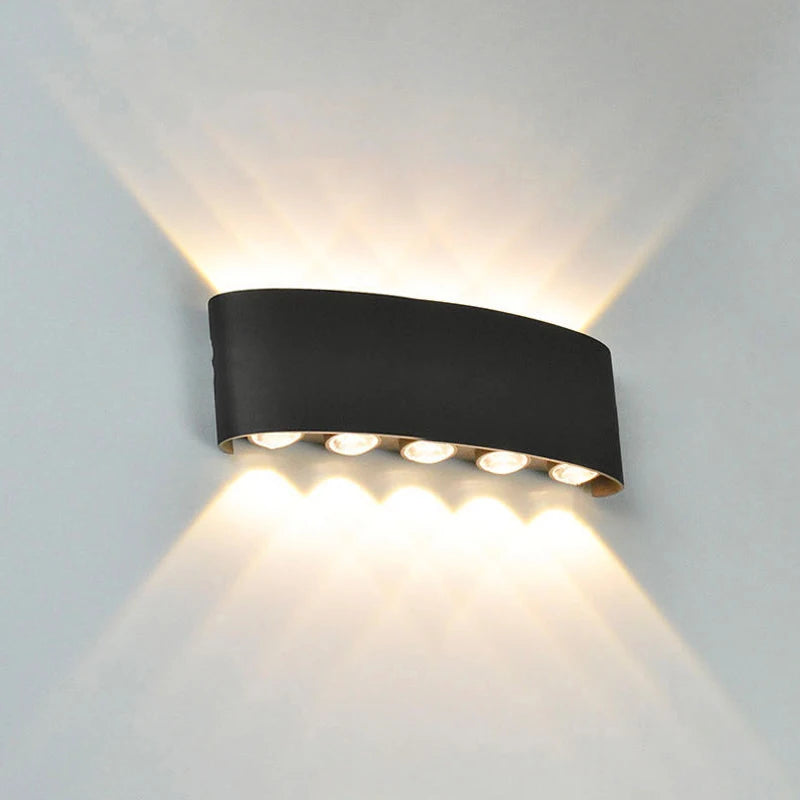 Applique LED haut et bas installée dans couloir contemporain