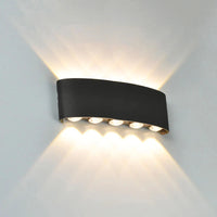 Applique LED haut et bas installée dans couloir contemporain