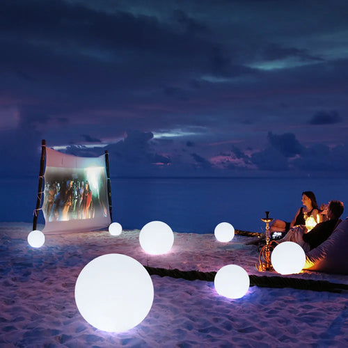 Boule lumineuse extérieur LED IP65 rechargeable allumée dans jardin