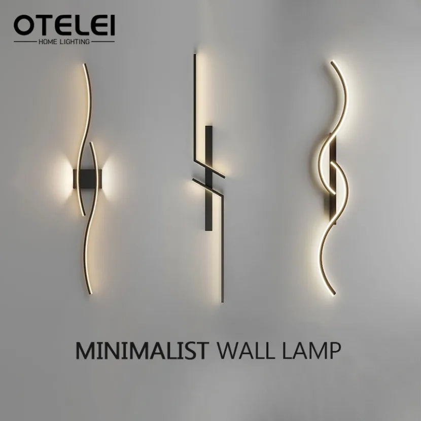 Applique murale LED longue allumée au-dessus d'un canapé, salon moderne