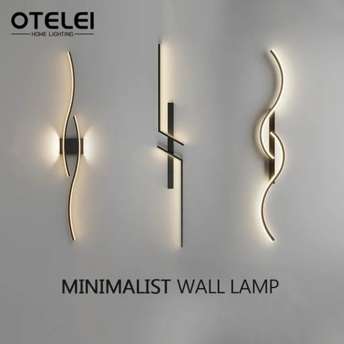 Applique murale LED longue allumée au-dessus d'un canapé, salon moderne