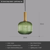 Suspension verre verte modèle B dans une cuisine scandinave