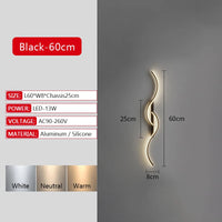 Applique murale LED dorée forme A installée verticalement, ambiance moderne