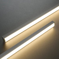 Suspension LED noire 120 cm en lumière chaude au-dessus d'un salon