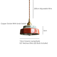 Suspension céramique vintage E27, vue d'ensemble du luminaire allumé jeu de lumière naturel