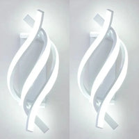 Applique murale LED ligne moderne, vue rapprochée de la structure jeu de lumière naturel