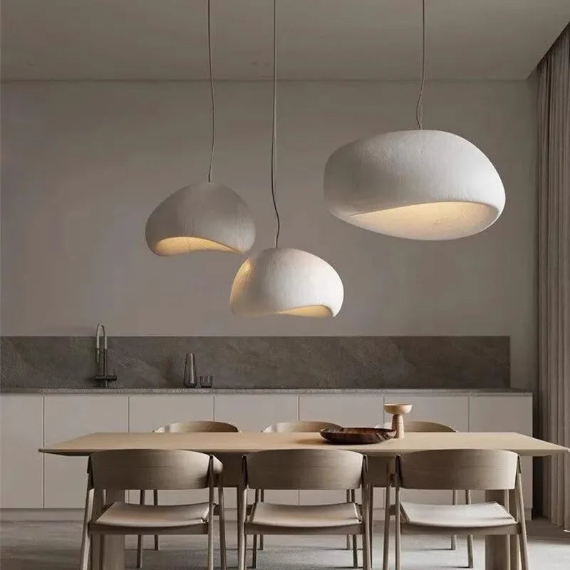 Lustre LED wabi-sabi tube 30-60 cm, installé dans salon contemporain ambiance chaleureuse