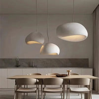 Lustre LED wabi-sabi tube 30-60 cm, installé dans salon contemporain ambiance chaleureuse