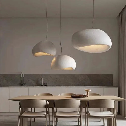 Lustre LED wabi-sabi tube 30-60 cm, installé dans salon contemporain ambiance chaleureuse