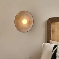 Applique murale japonaise en résine beige dans une chambre zen