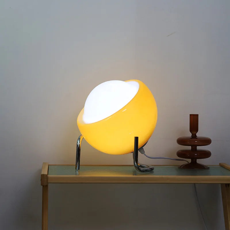 Lampe de chevet Bauhaus verre LED USB tactile, vue d'ensemble du luminaire allumé jeu de lumière naturel