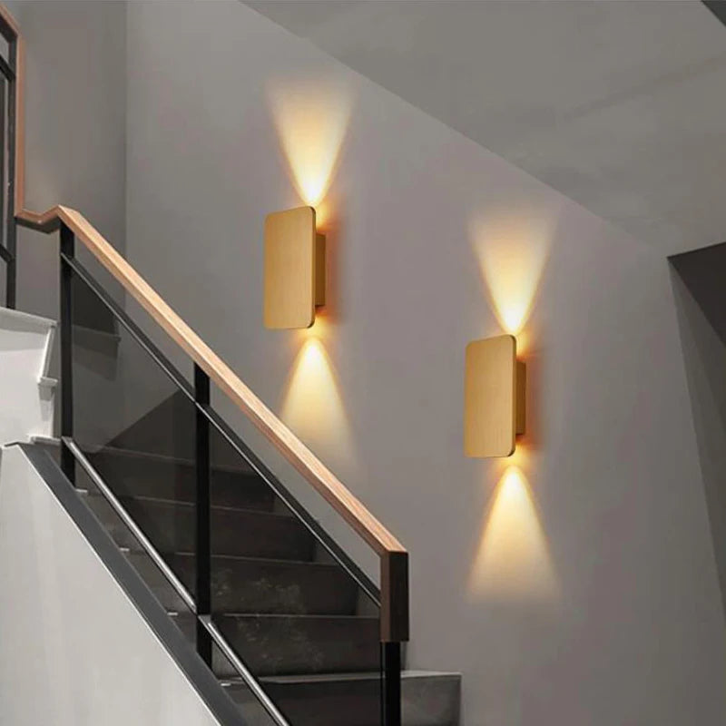 Applique murale LED café dans un couloir contemporain en lumière chaude