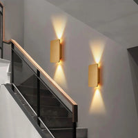Applique murale LED café dans un couloir contemporain en lumière chaude