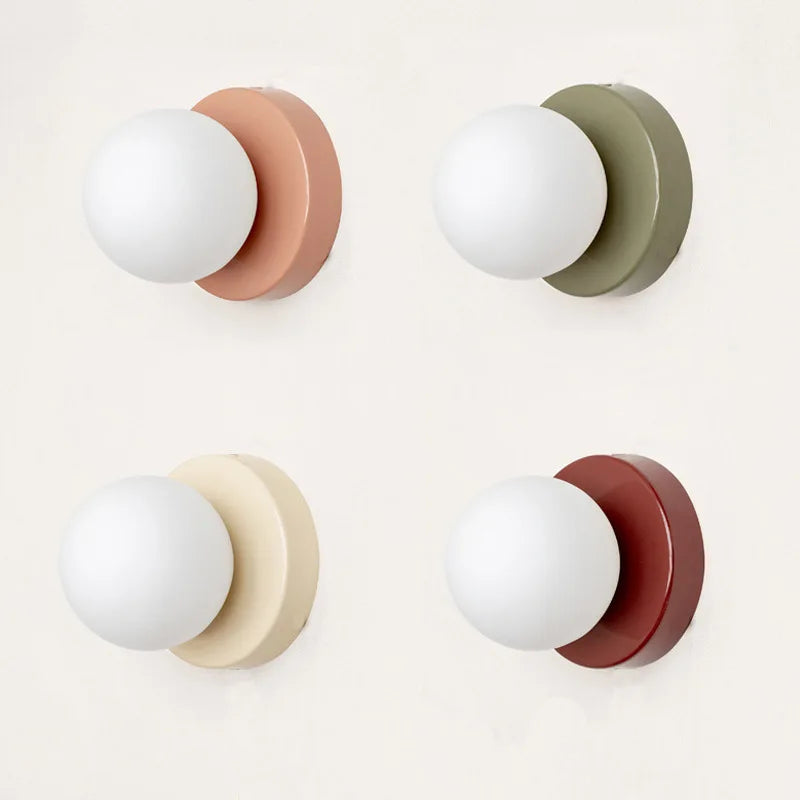 Applique murale macaron mini blanche 12 cm dans un couloir scandinave