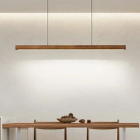 Suspension LED bois au-dessus d'une table en bois massif, lumière chaleureuse