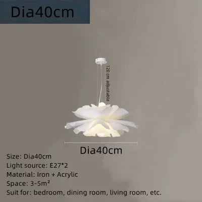 Lustre crème 40 cm dans une chambre d'enfant lumineuse et douce