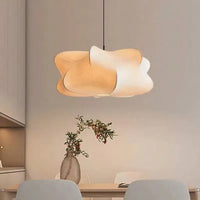 Suspension wabi-sabi en soie japonaise 50 cm dans un salon zen