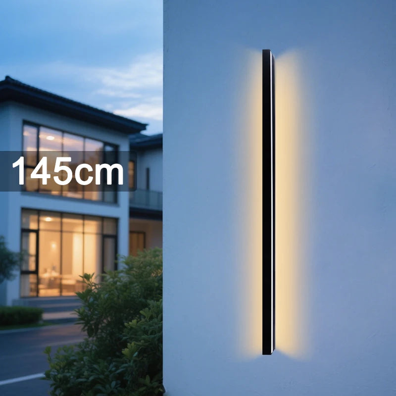 Applique extérieure LED 145 cm en blanc chaud sur mur de jardin
