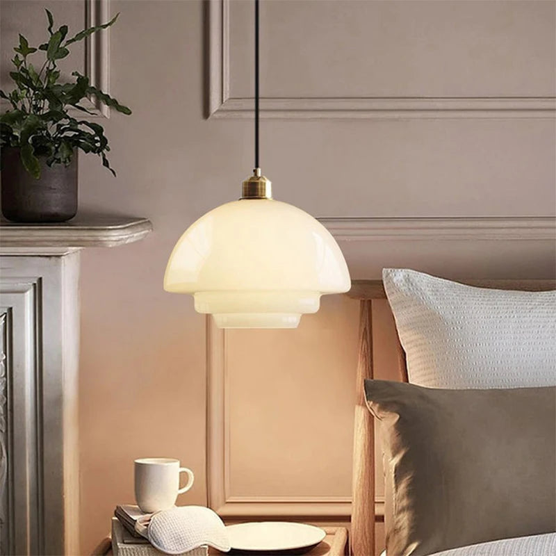 Suspension verre crème E27 antique tête unique 16 cm, ambiance soir au-dessus d'une table ambiance chaleureuse
