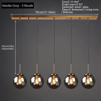 Suspension ambrée allumée au plafond, chambre parentale moderne
