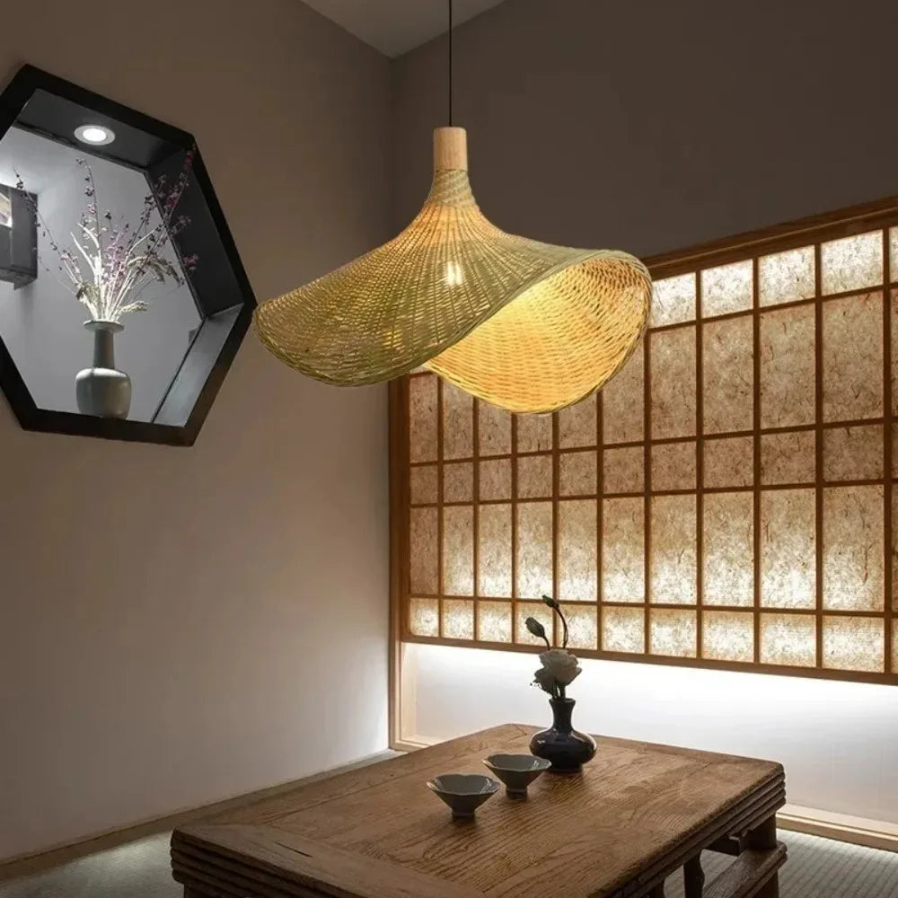 Suspension rotin bambou tressée E27, vue d'ensemble du luminaire allumé jeu de lumière naturel
