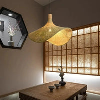 Suspension rotin bambou tressée E27, vue d'ensemble du luminaire allumé jeu de lumière naturel