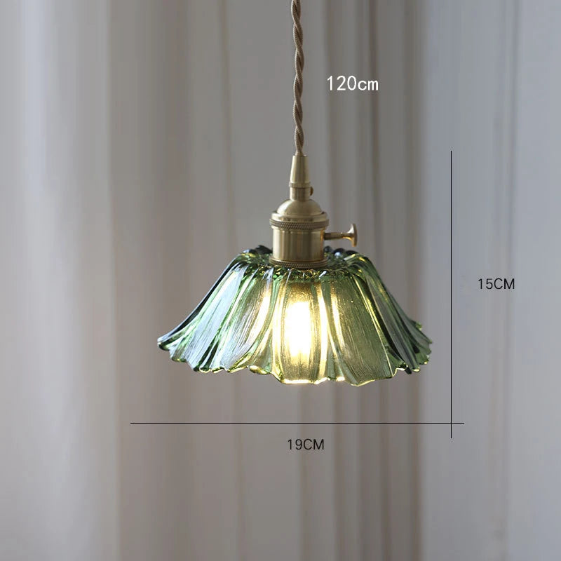 Suspension fleur vintage verre coloré E27, détail du diffuseur lumineux ambiance chaleureuse