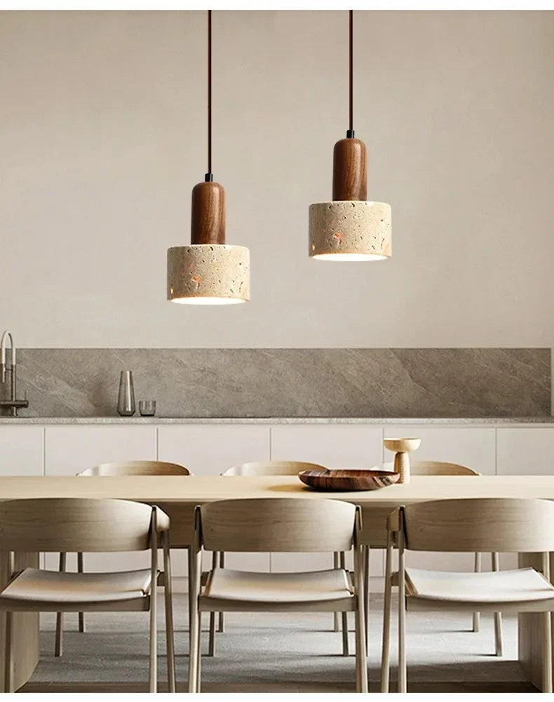 Suspension wabi-sabi pierre travertin E27 cuisine, ambiance soir au-dessus d'une table ambiance chaleureuse