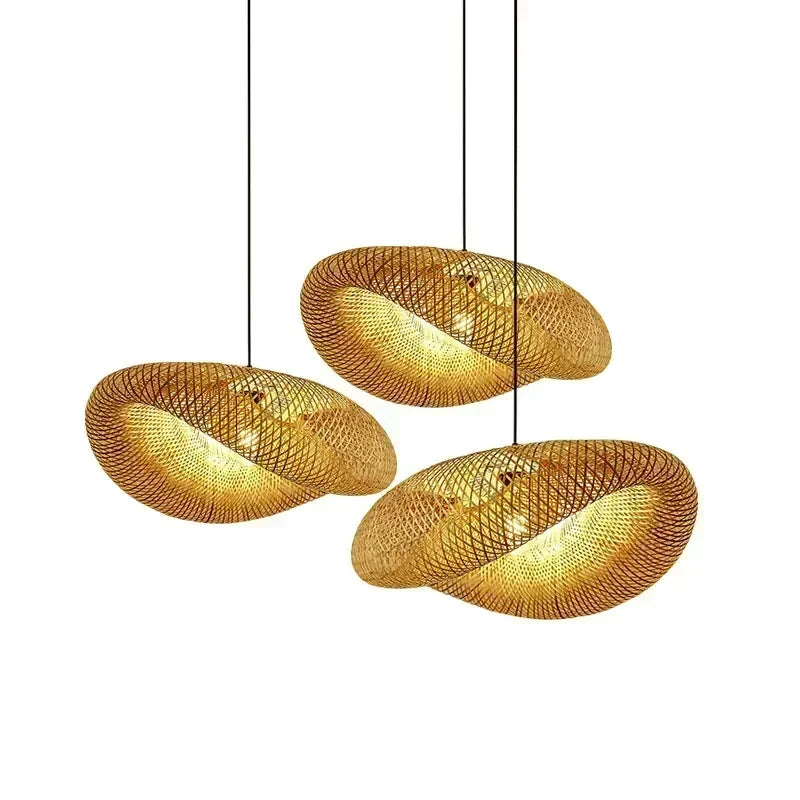 Abat-jour bambou tressé main vu de dessous, jeux d'ombre et lumière
