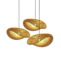Abat-jour bambou tressé main vu de dessous, jeux d'ombre et lumière