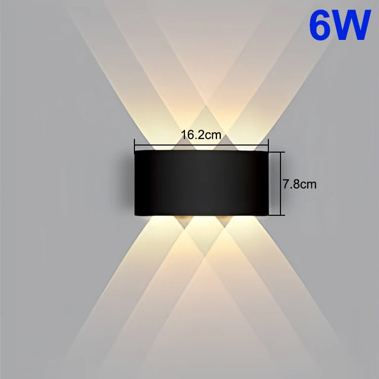 Applique LED double faisceau sur mur blanc, rendu contemporain