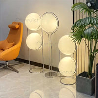 Détail du pied chromé du lampadaire design, finition brillante