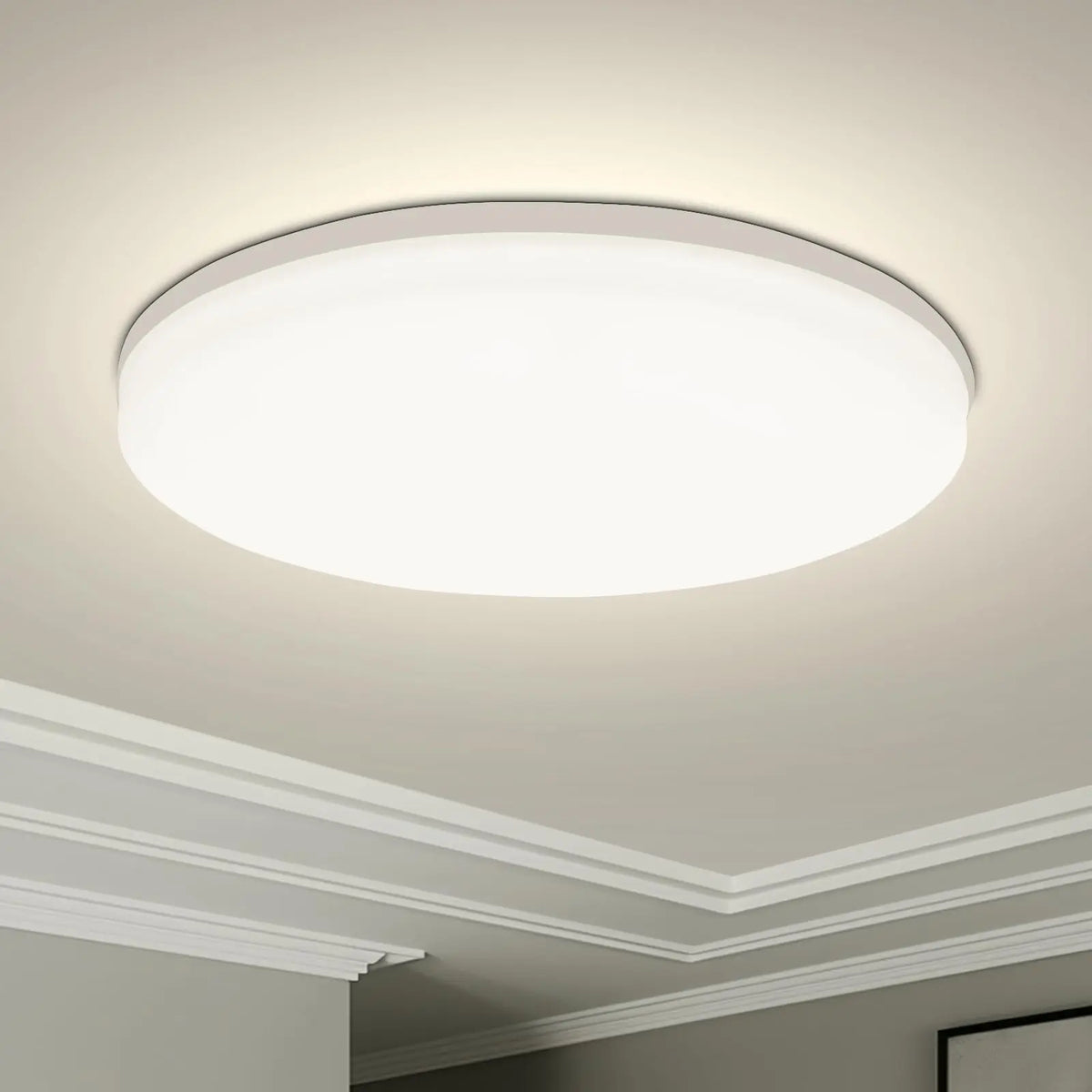 Plafonnier LED rond, vue rapprochée de la structure jeu de lumière naturel