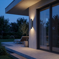 Applique murale extérieure LED IP65 coloris noir, à l'extérieur au crépuscule, allumée