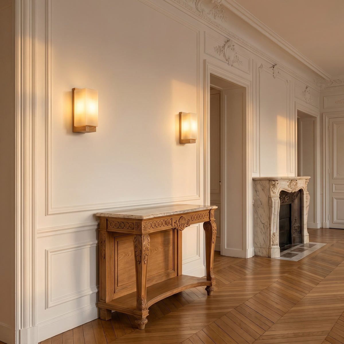 Applique Lanterne, dans un appartement haussmannien, allumée