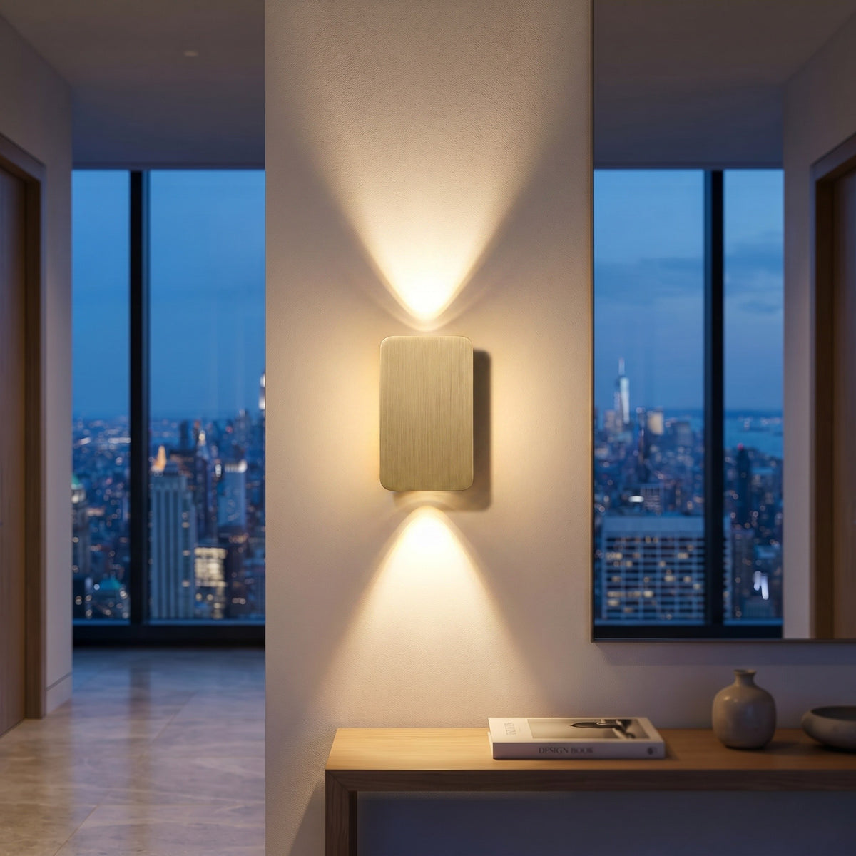 Applique Sablier coloris doré, dans un penthouse new-yorkais au crépuscule, allumée