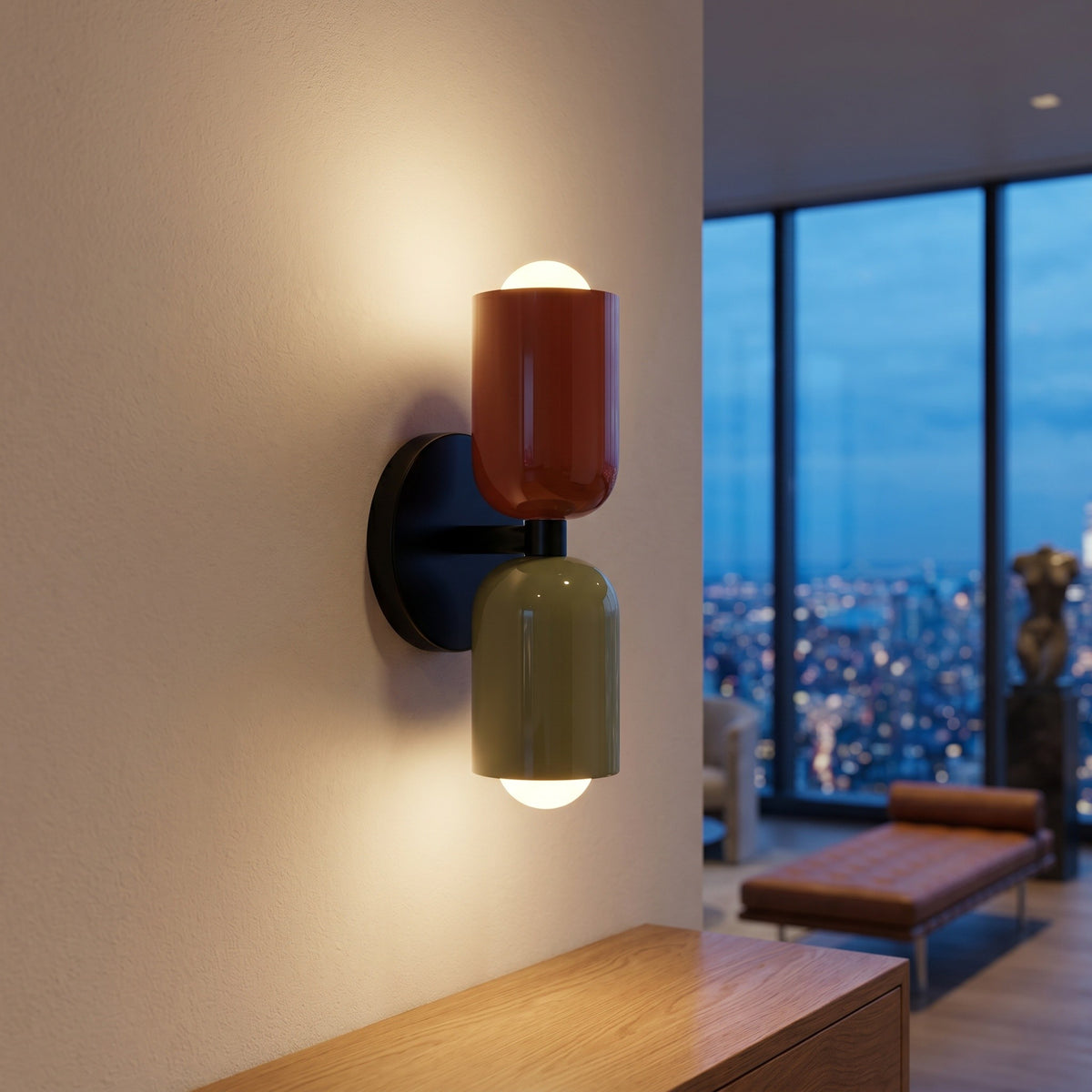 Applique Capsule coloris noir vert rouge, dans un penthouse new-yorkais au crépuscule, allumée